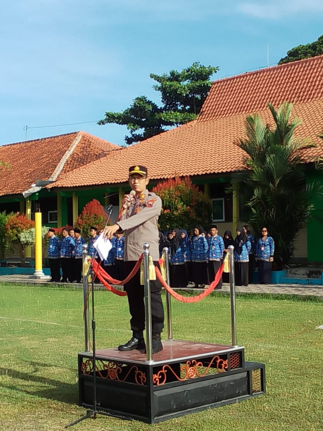Kapolsek Ceper AKP Nahrowi menyampaikan amanat saat apel sekolah di halaman sekolah.