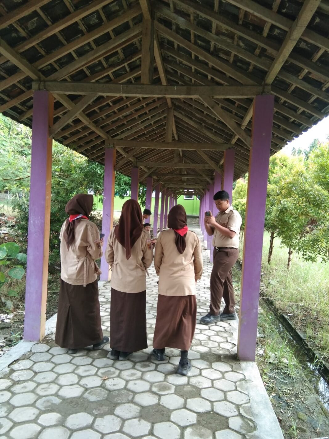 Siswa kelas X SMA Negeri 1 Ceper berdiskusi saat proses pembuatan video iklan layanan masyarakat tentang penggunaan internet positif dalam program Generasi Bijak Digital.