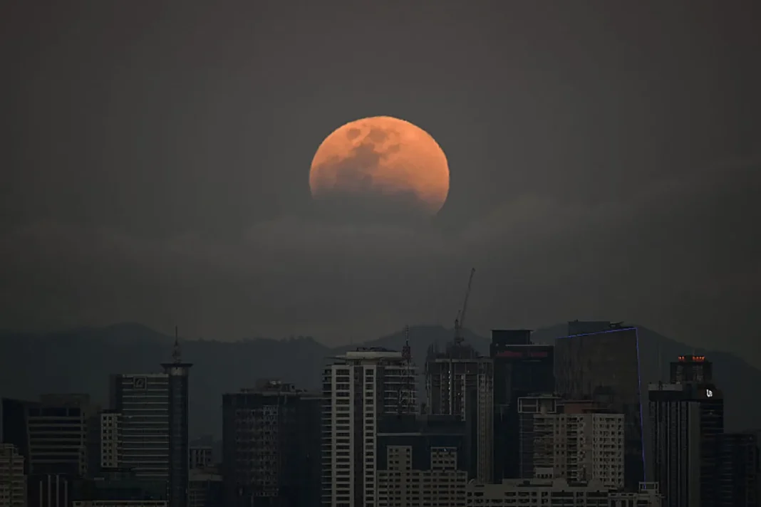 Fenomena gerhana bulan Ramadan 2026 atau blood moon yang terlihat di langit malam.